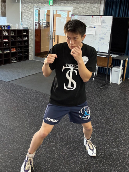 シャドーボクシング・スーパーフェザー級プロボクサー向山太尊