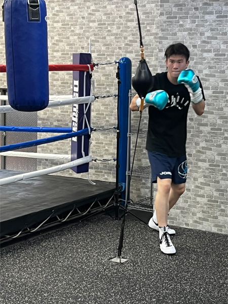 パンチングボールで練習するスーパーフェザー級の向山太尊